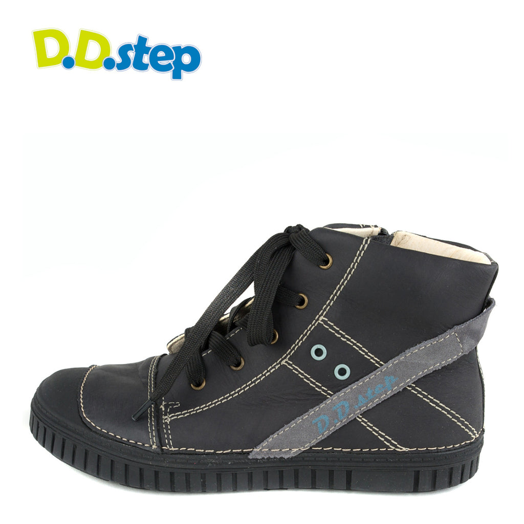Premium quality high-top sneaker with genuine leather lining and upper black with grey stripe. Thanks to its high level of specialization, D.D. Step knows exactly what your child’s feet need, to develop properly in the various phases of growth. The exceptional comfort these shoes provide assure the well-being and happiness of your child.