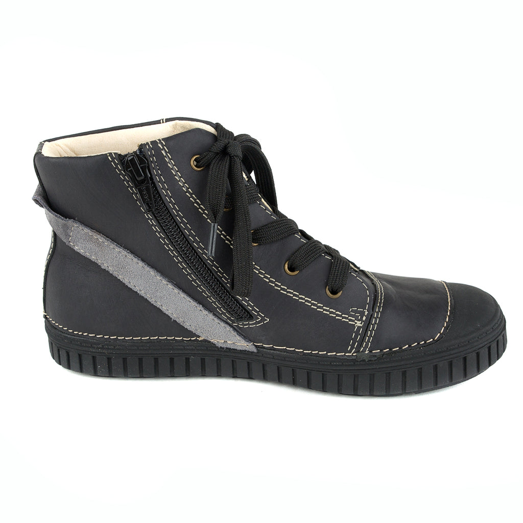 Premium quality high-top sneaker with genuine leather lining and upper black with grey stripe. Thanks to its high level of specialization, D.D. Step knows exactly what your child’s feet need, to develop properly in the various phases of growth. The exceptional comfort these shoes provide assure the well-being and happiness of your child.
