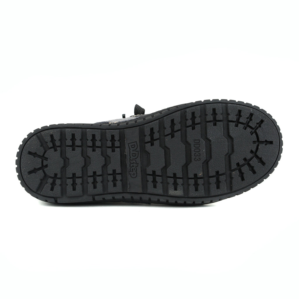Premium quality high-top sneaker with genuine leather lining and upper black with grey stripe. Thanks to its high level of specialization, D.D. Step knows exactly what your child’s feet need, to develop properly in the various phases of growth. The exceptional comfort these shoes provide assure the well-being and happiness of your child.