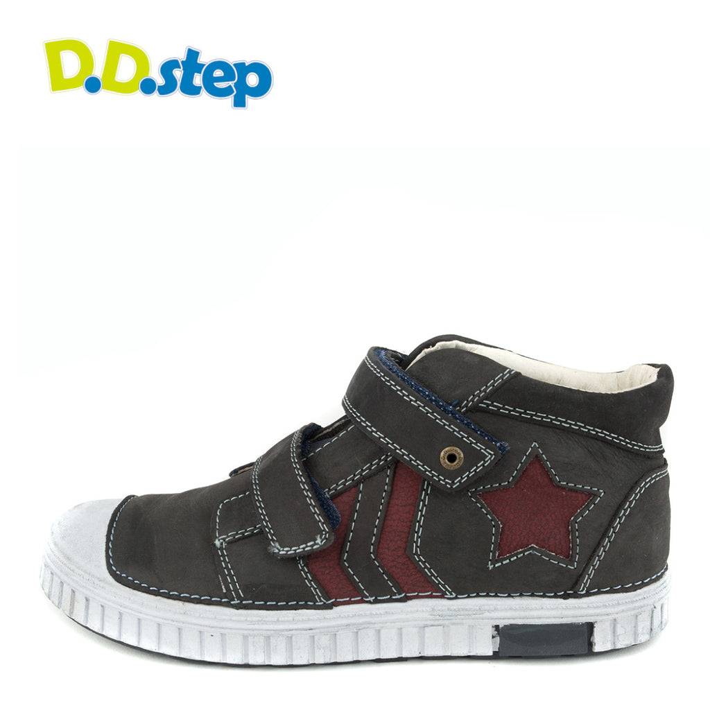 Premium quality high-top sneaker with genuine leather lining and upper black with red decor. Thanks to its high level of specialization, D.D. Step knows exactly what your child’s feet need, to develop properly in the various phases of growth. The exceptional comfort these shoes provide assure the well-being and happiness of your child.
