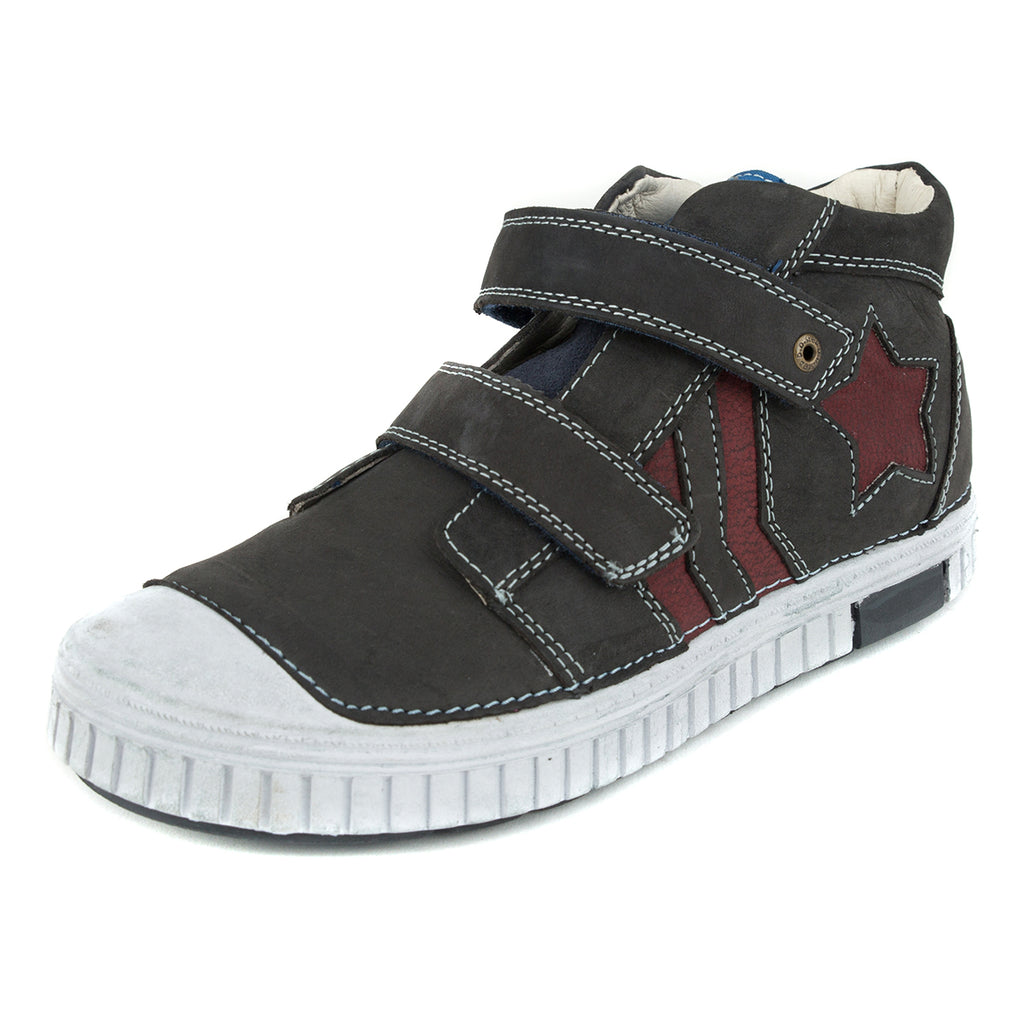 Premium quality high-top sneaker with genuine leather lining and upper black with red decor. Thanks to its high level of specialization, D.D. Step knows exactly what your child’s feet need, to develop properly in the various phases of growth. The exceptional comfort these shoes provide assure the well-being and happiness of your child. 