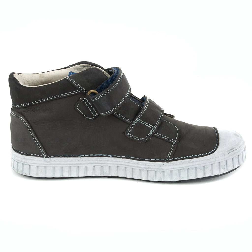 Premium quality high-top sneaker with genuine leather lining and upper black with red decor. Thanks to its high level of specialization, D.D. Step knows exactly what your child’s feet need, to develop properly in the various phases of growth. The exceptional comfort these shoes provide assure the well-being and happiness of your child. 