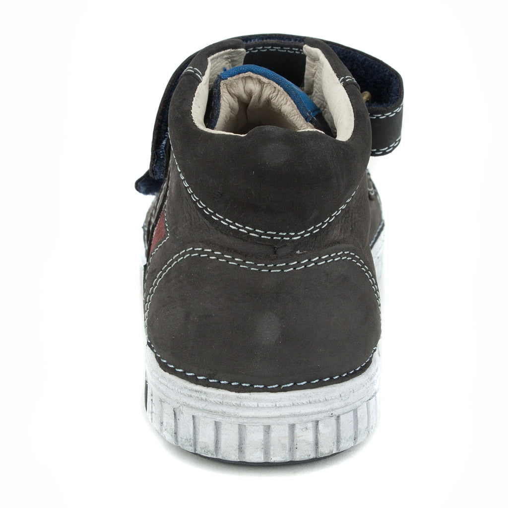 Premium quality high-top sneaker with genuine leather lining and upper black with red decor. Thanks to its high level of specialization, D.D. Step knows exactly what your child’s feet need, to develop properly in the various phases of growth. The exceptional comfort these shoes provide assure the well-being and happiness of your child. 