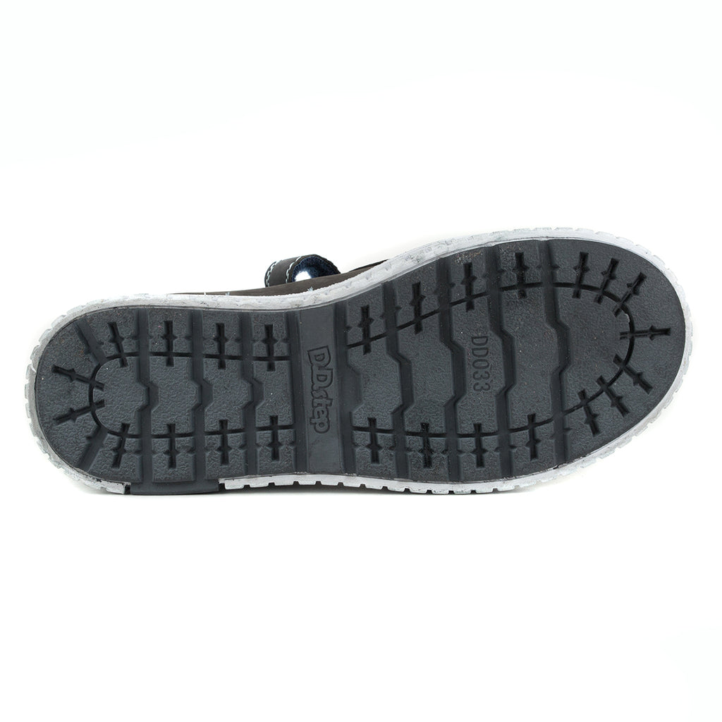 Premium quality high-top sneaker with genuine leather lining and upper black with red decor. Thanks to its high level of specialization, D.D. Step knows exactly what your child’s feet need, to develop properly in the various phases of growth. The exceptional comfort these shoes provide assure the well-being and happiness of your child. 