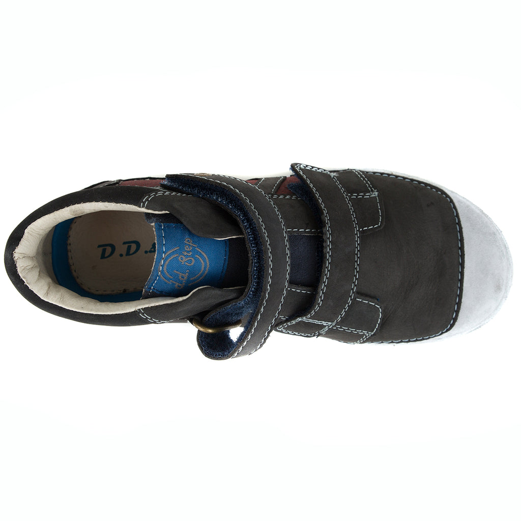 Premium quality high-top sneaker with genuine leather lining and upper black with red decor. Thanks to its high level of specialization, D.D. Step knows exactly what your child’s feet need, to develop properly in the various phases of growth. The exceptional comfort these shoes provide assure the well-being and happiness of your child. 