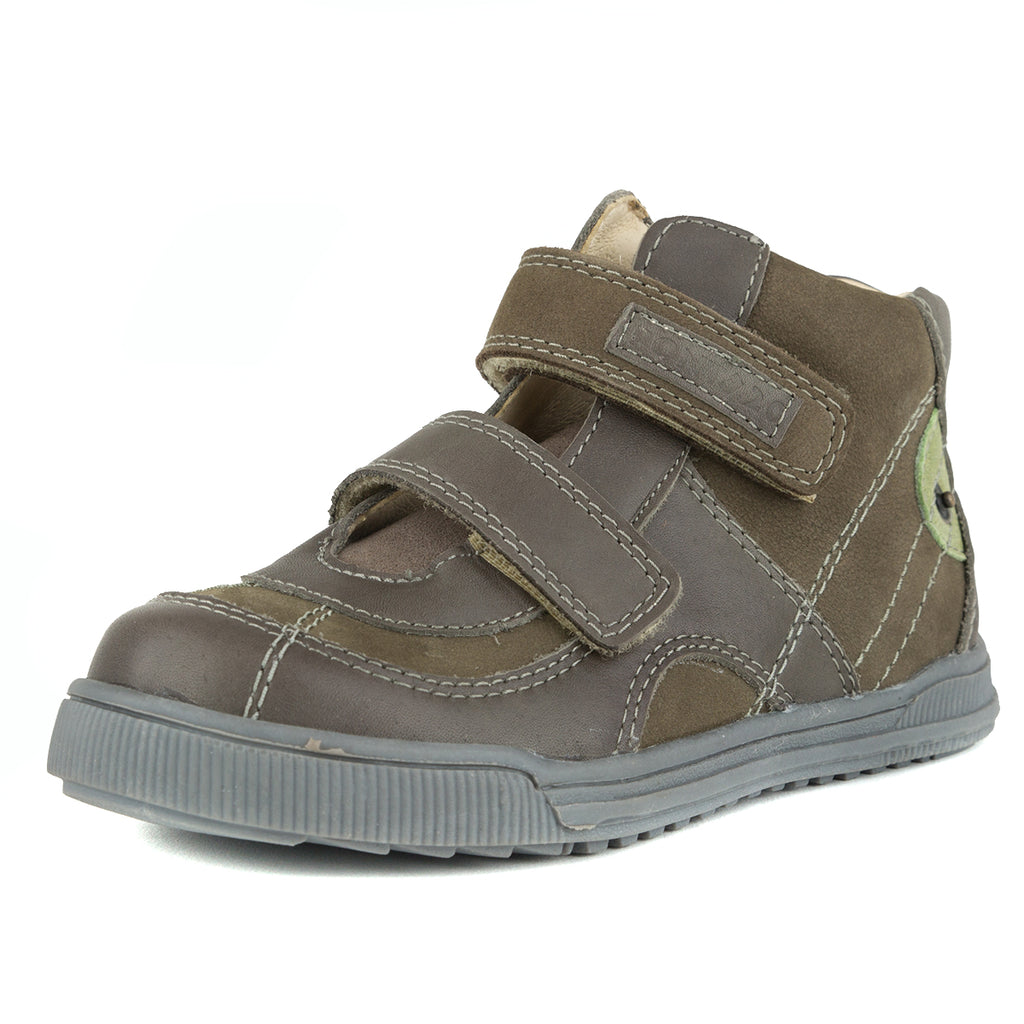 Premium quality supinated high-top sneaker with genuine leather lining and upper in brown with green decor. Ponte20 is an industry leader in manufacturing specially designed shoes to help prevent the child's feet from developing over-pronation. The sole of the shoe is specially designed with a slight outward tilt (supination) which is proven to help children who are susceptible to develop common issues like flat feet and fallen arch.