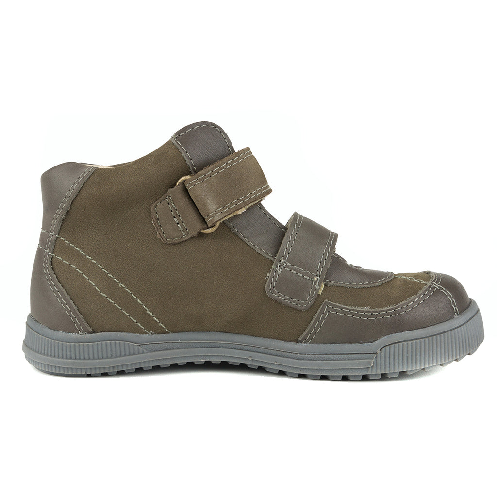 Premium quality supinated high-top sneaker with genuine leather lining and upper in brown with green decor. Ponte20 is an industry leader in manufacturing specially designed shoes to help prevent the child's feet from developing over-pronation. The sole of the shoe is specially designed with a slight outward tilt (supination) which is proven to help children who are susceptible to develop common issues like flat feet and fallen arch.