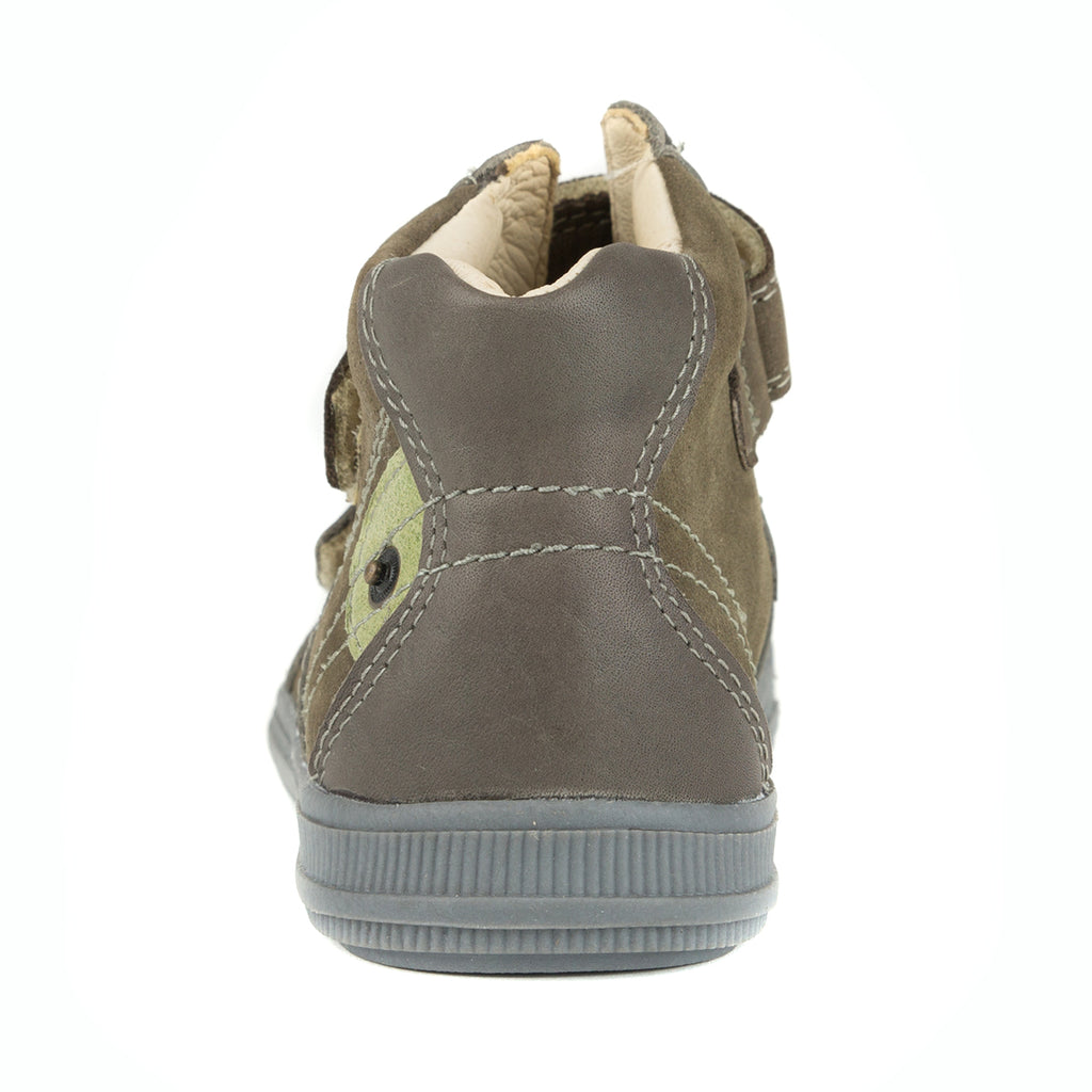 Premium quality supinated high-top sneaker with genuine leather lining and upper in brown with green decor. Ponte20 is an industry leader in manufacturing specially designed shoes to help prevent the child's feet from developing over-pronation. The sole of the shoe is specially designed with a slight outward tilt (supination) which is proven to help children who are susceptible to develop common issues like flat feet and fallen arch.