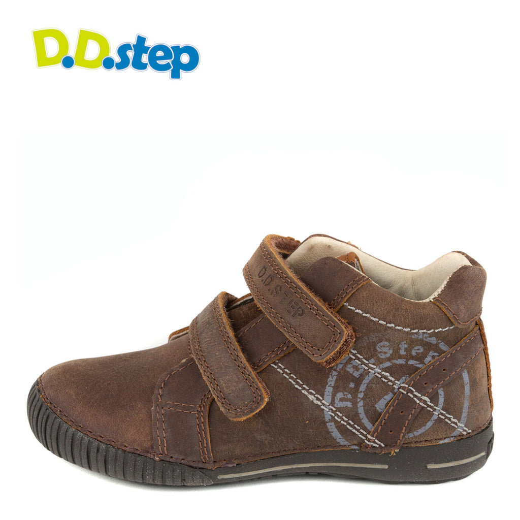 Premium quality high-top sneaker with genuine leather lining and upper brown with white stamp decor. Thanks to its high level of specialization, D.D. Step knows exactly what your child’s feet need, to develop properly in the various phases of growth. The exceptional comfort these shoes provide assure the well-being and happiness of your child.
