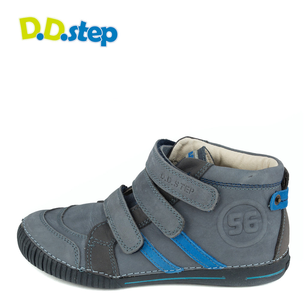 Premium quality high-top sneaker with genuine leather lining and upper grey with blue stripe. Thanks to its high level of specialization, D.D. Step knows exactly what your child’s feet need, to develop properly in the various phases of growth. The exceptional comfort these shoes provide assure the well-being and happiness of your child.