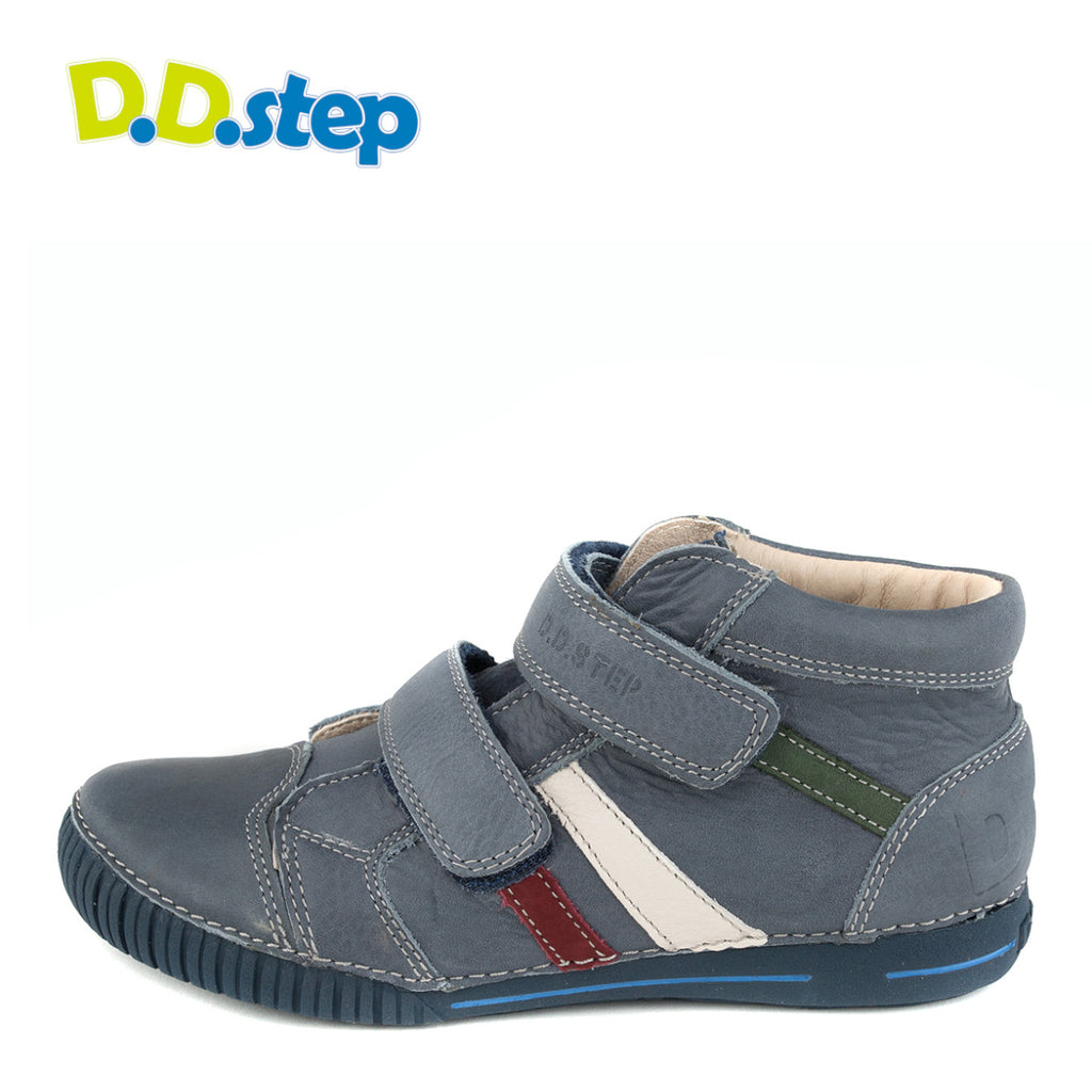 Premium quality high-top sneaker with genuine leather lining and upper grey with red, white, green stripe. Thanks to its high level of specialization, D.D. Step knows exactly what your child’s feet need, to develop properly in the various phases of growth. The exceptional comfort these shoes provide assure the well-being and happiness of your child.