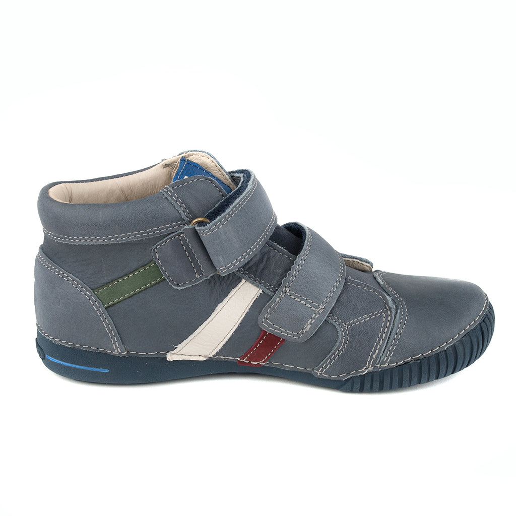 Premium quality high-top sneaker with genuine leather lining and upper grey with red, white, green stripe. Thanks to its high level of specialization, D.D. Step knows exactly what your child’s feet need, to develop properly in the various phases of growth. The exceptional comfort these shoes provide assure the well-being and happiness of your child.