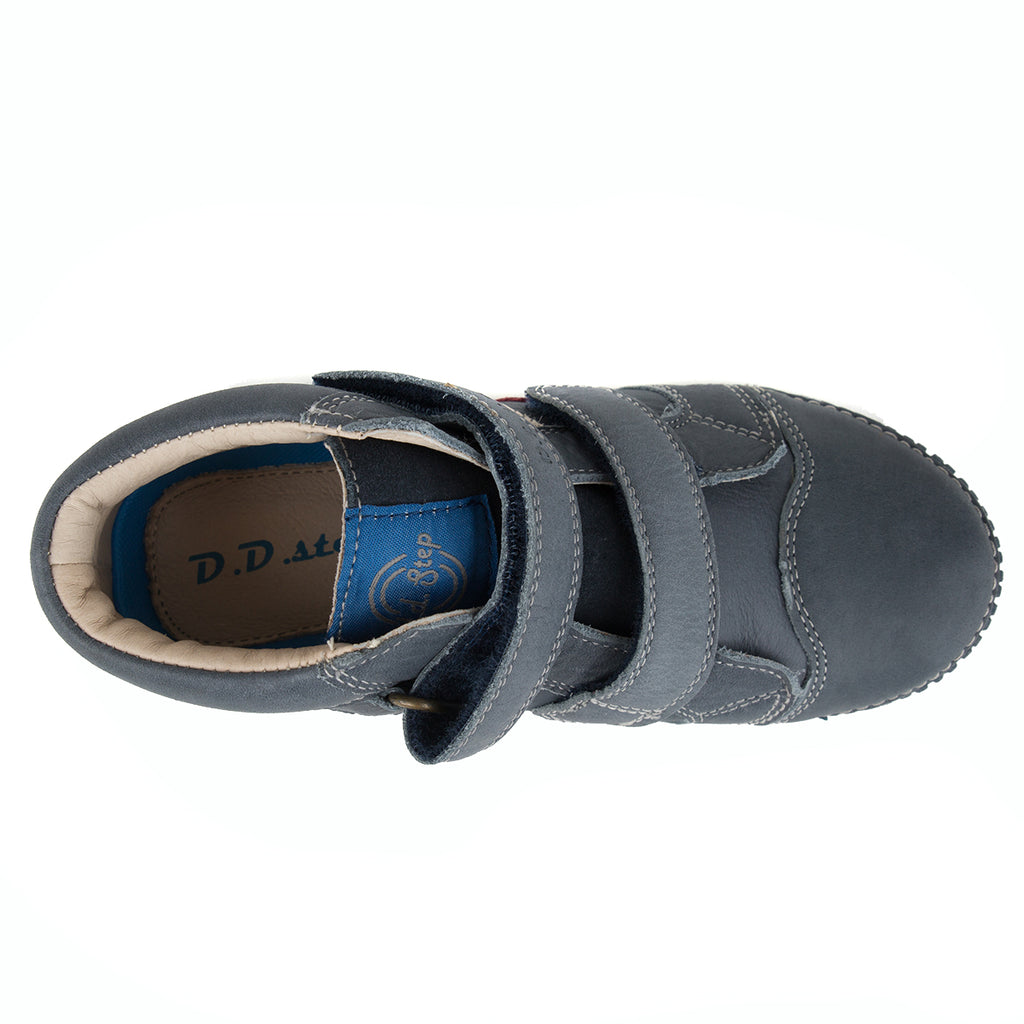 Premium quality high-top sneaker with genuine leather lining and upper grey with red, white, green stripe. Thanks to its high level of specialization, D.D. Step knows exactly what your child’s feet need, to develop properly in the various phases of growth. The exceptional comfort these shoes provide assure the well-being and happiness of your child.