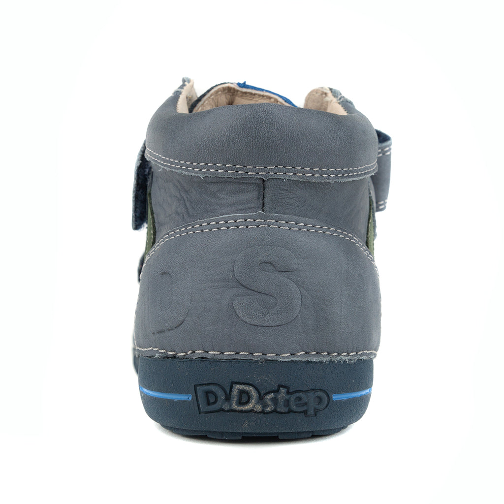 Premium quality high-top sneaker with genuine leather lining and upper grey with red, white, green stripe. Thanks to its high level of specialization, D.D. Step knows exactly what your child’s feet need, to develop properly in the various phases of growth. The exceptional comfort these shoes provide assure the well-being and happiness of your child.