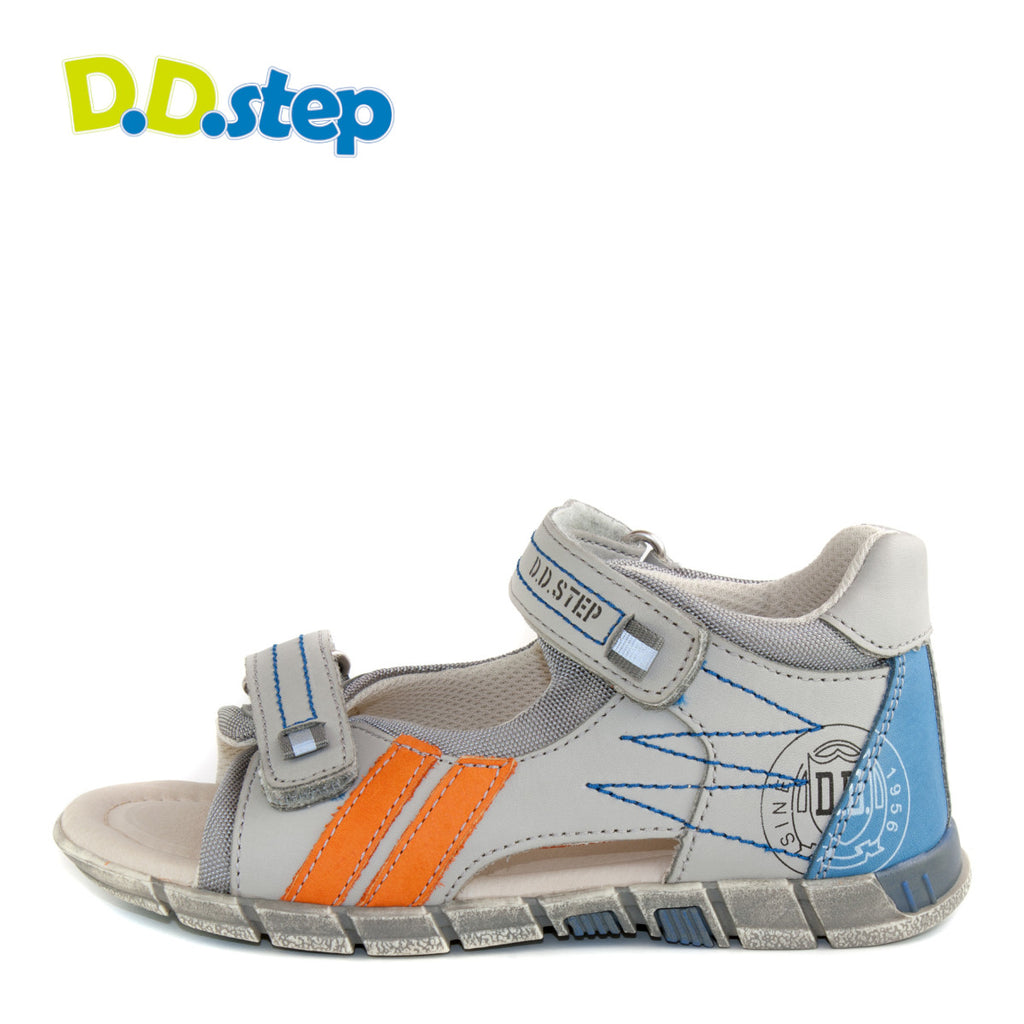 Premium quality sandals with genuine leather lining and upper grey with orange stripes. Thanks to its high level of specialization, D.D. Step knows exactly what your child’s feet need, to develop properly in the various phases of growth. The exceptional comfort these shoes provide assure the well-being and happiness of your child.