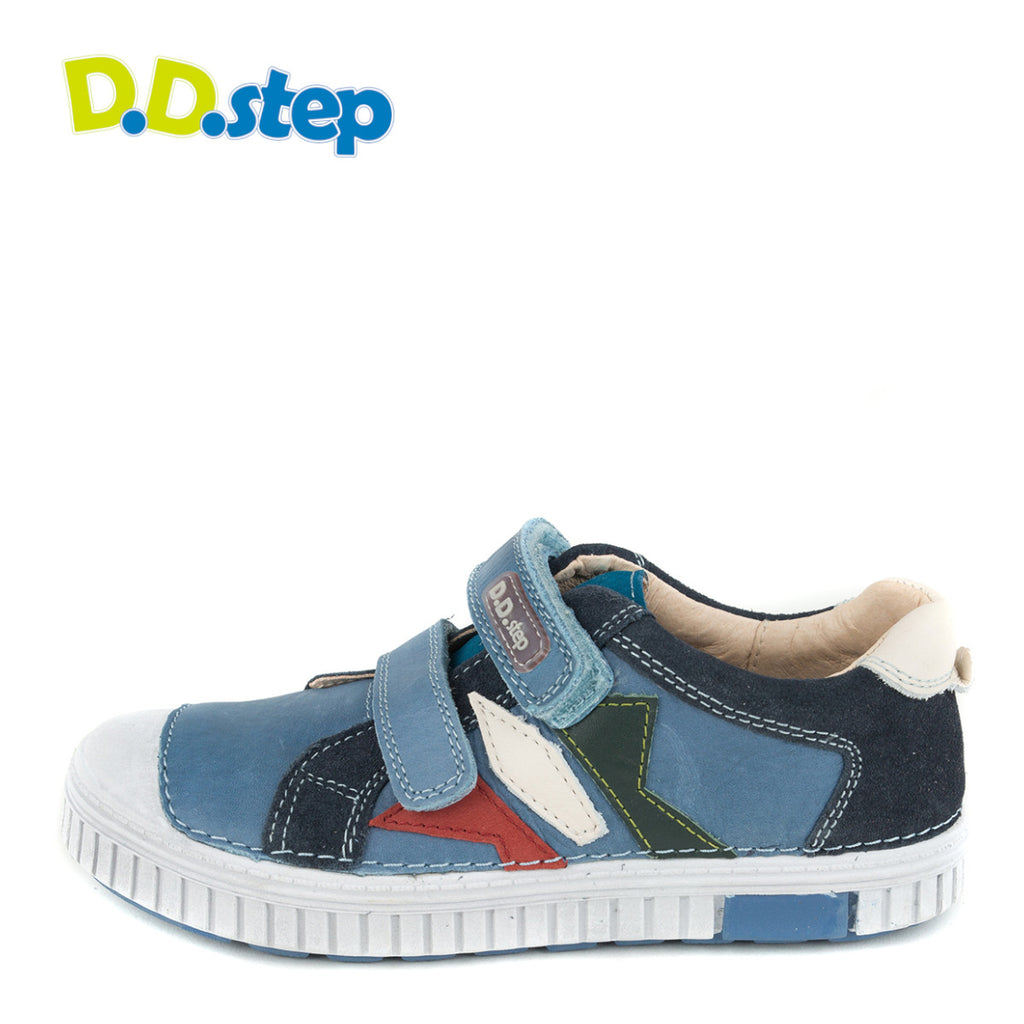 Premium quality sneaker with genuine leather lining and upper blue with red and white decor. Thanks to its high level of specialization, D.D. Step knows exactly what your child’s feet need, to develop properly in the various phases of growth. The exceptional comfort these shoes provide assure the well-being and happiness of your child.