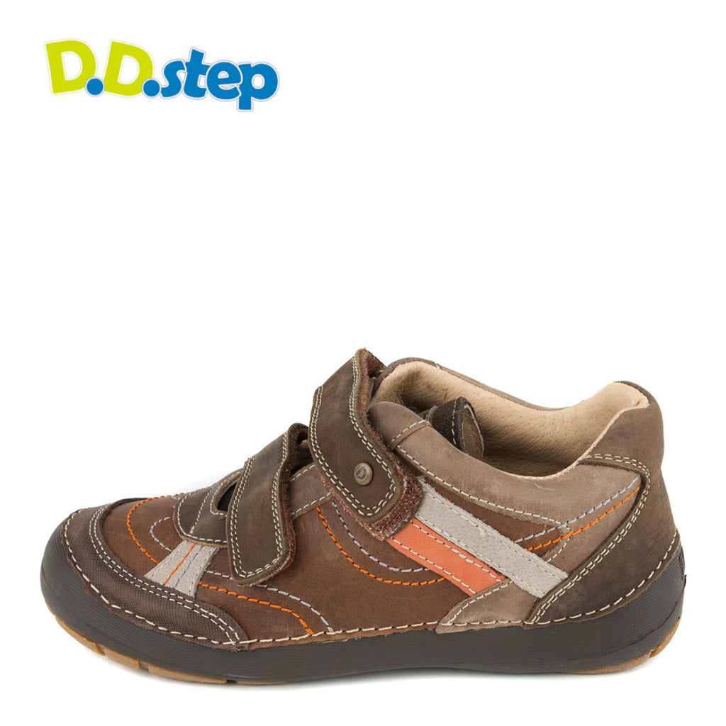 Premium quality sneaker with genuine leather lining and upper brown orange and beige stripe. Thanks to its high level of specialization, D.D. Step knows exactly what your child’s feet need, to develop properly in the various phases of growth. The exceptional comfort these shoes provide assure the well-being and happiness of your child.