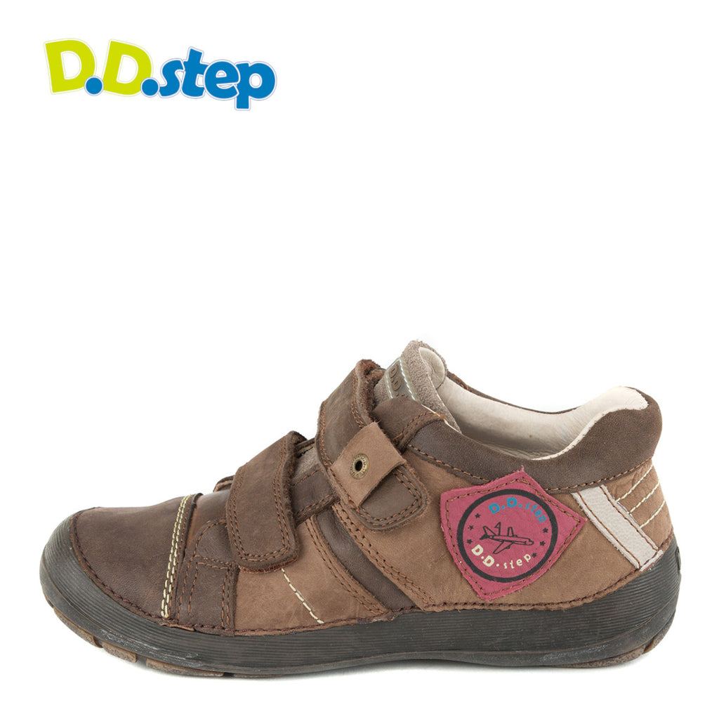 Premium quality sneaker with genuine leather lining and upper brown with red decor. Thanks to its high level of specialization, D.D. Step knows exactly what your child’s feet need, to develop properly in the various phases of growth. The exceptional comfort these shoes provide assure the well-being and happiness of your child.