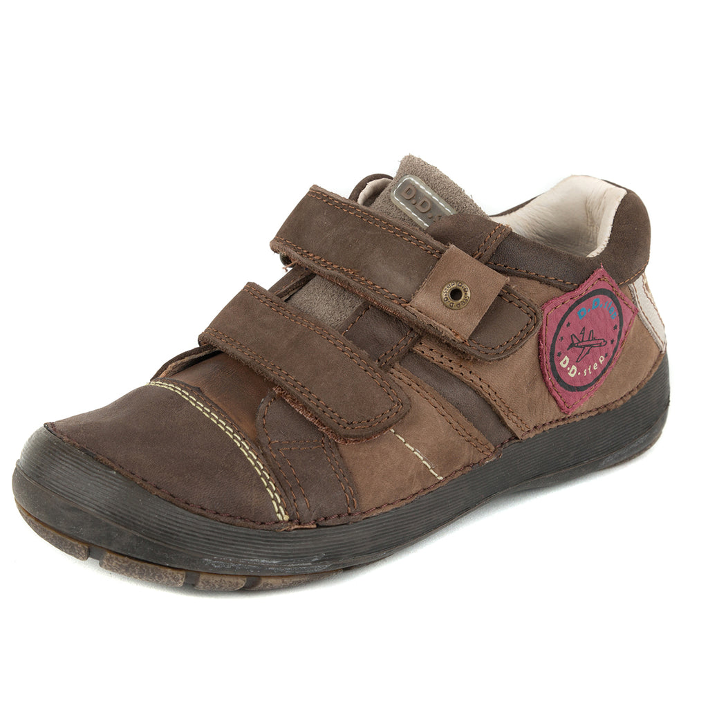 Premium quality sneaker with genuine leather lining and upper brown with red decor. Thanks to its high level of specialization, D.D. Step knows exactly what your child’s feet need, to develop properly in the various phases of growth. The exceptional comfort these shoes provide assure the well-being and happiness of your child.