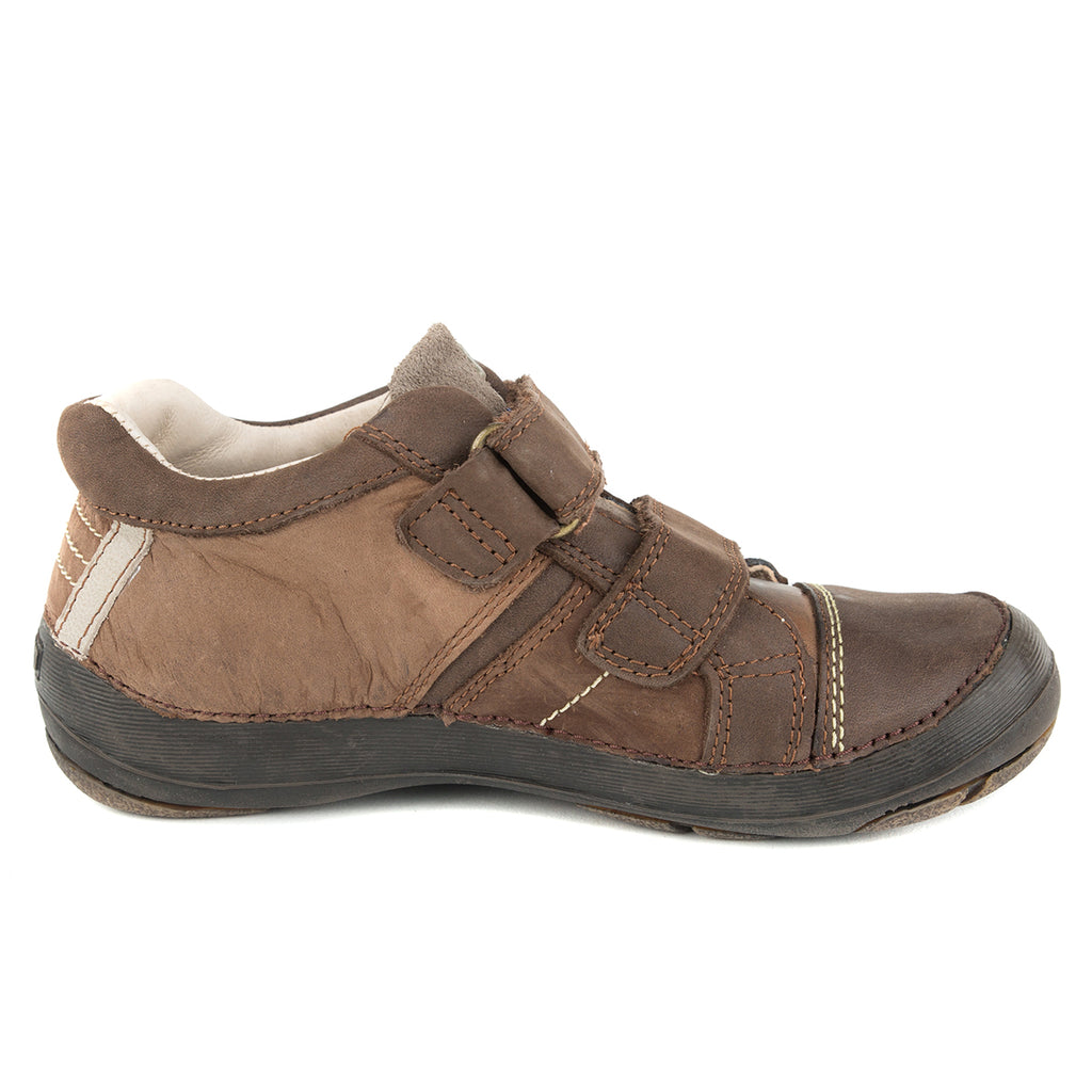 Premium quality sneaker with genuine leather lining and upper brown with red decor. Thanks to its high level of specialization, D.D. Step knows exactly what your child’s feet need, to develop properly in the various phases of growth. The exceptional comfort these shoes provide assure the well-being and happiness of your child.