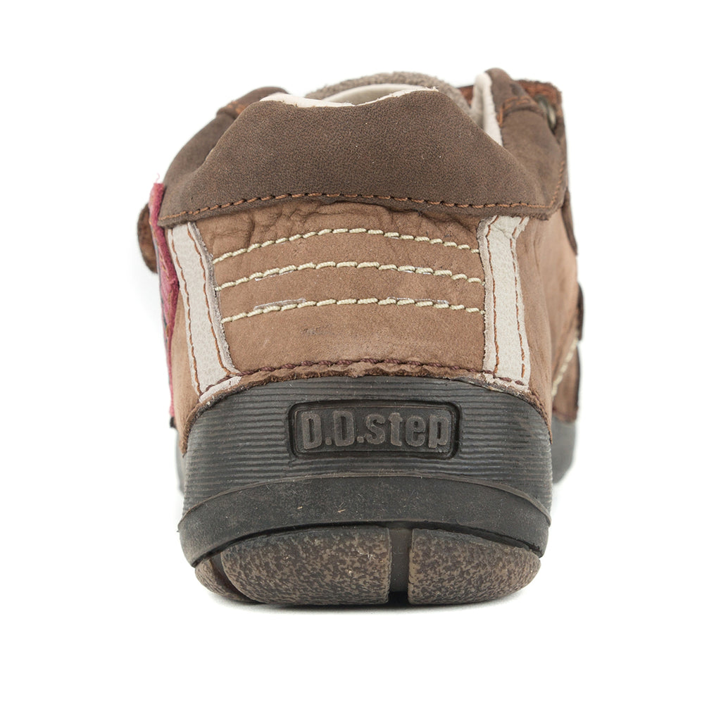 Premium quality sneaker with genuine leather lining and upper brown with red decor. Thanks to its high level of specialization, D.D. Step knows exactly what your child’s feet need, to develop properly in the various phases of growth. The exceptional comfort these shoes provide assure the well-being and happiness of your child.
