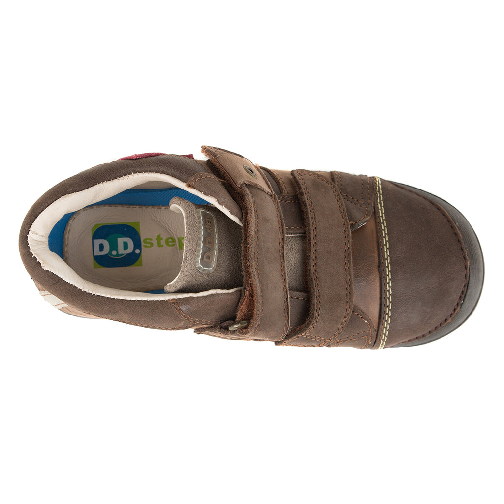 Premium quality sneaker with genuine leather lining and upper brown with red decor. Thanks to its high level of specialization, D.D. Step knows exactly what your child’s feet need, to develop properly in the various phases of growth. The exceptional comfort these shoes provide assure the well-being and happiness of your child.