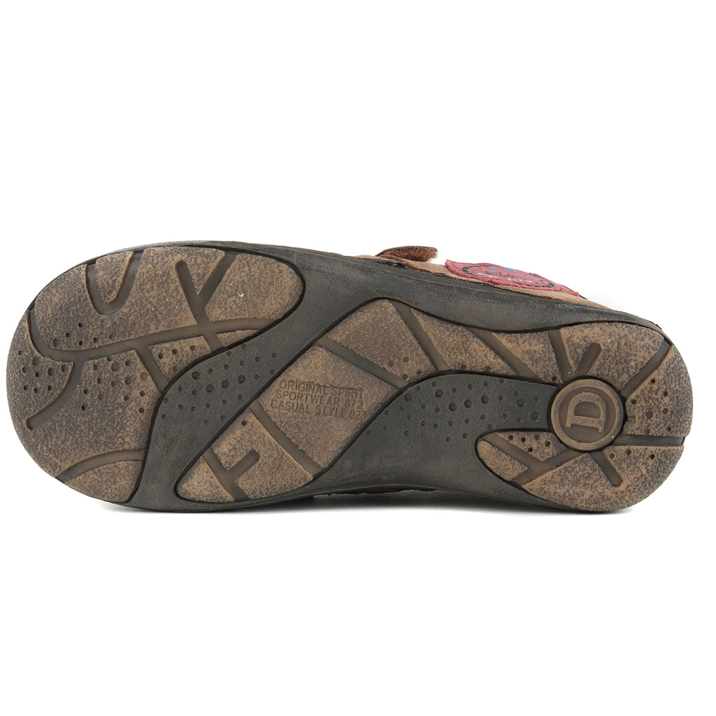 Premium quality sneaker with genuine leather lining and upper brown with red decor. Thanks to its high level of specialization, D.D. Step knows exactly what your child’s feet need, to develop properly in the various phases of growth. The exceptional comfort these shoes provide assure the well-being and happiness of your child.