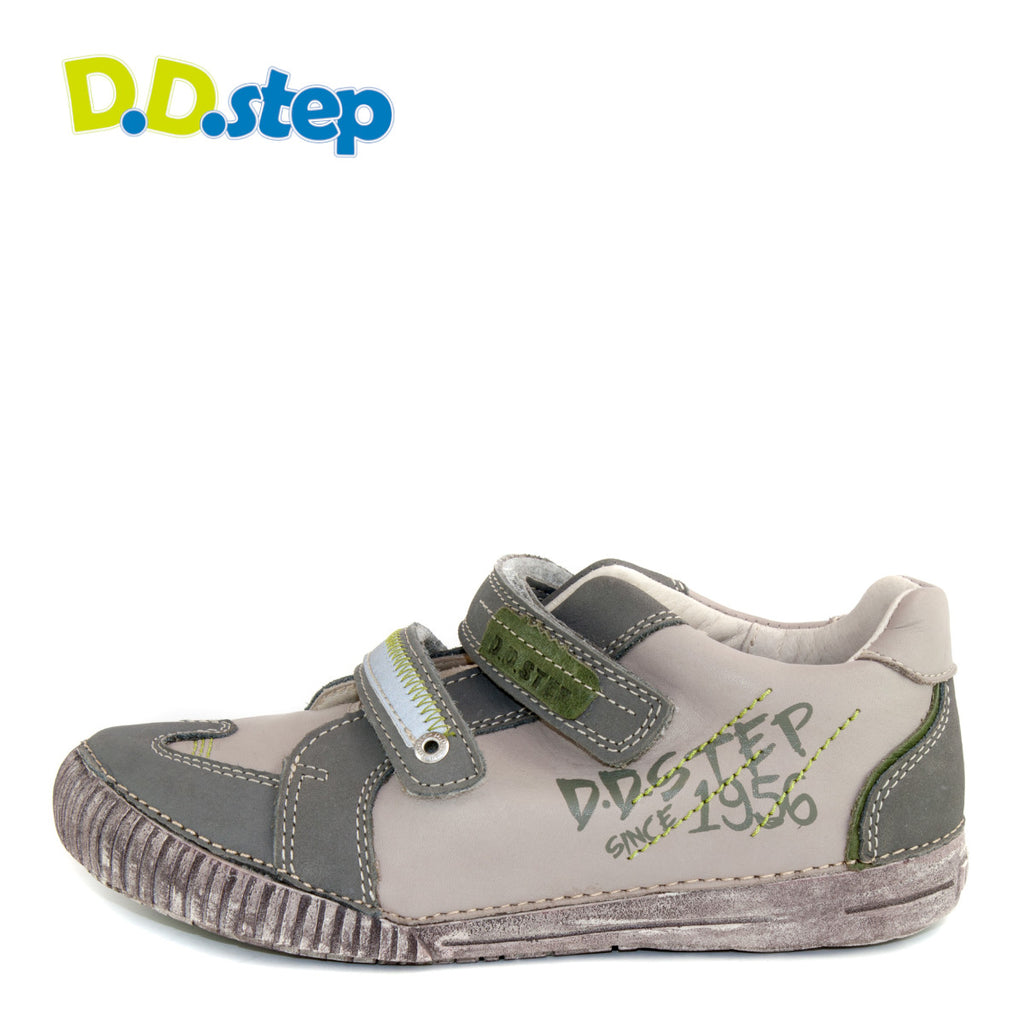 Premium quality sneaker with genuine leather lining and upper grey with green graffiti. Thanks to its high level of specialization, D.D. Step knows exactly what your child’s feet need, to develop properly in the various phases of growth. The exceptional comfort these shoes provide assure the well-being and happiness of your child.