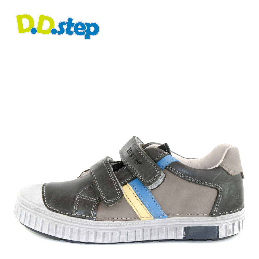 Premium quality sneaker with genuine leather lining and upper grey with yellow and blue stripe. Thanks to its high level of specialization, D.D. Step knows exactly what your child’s feet need, to develop properly in the various phases of growth. The exceptional comfort these shoes provide assure the well-being and happiness of your child.