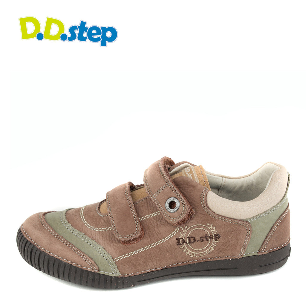 Premium quality sneaker with genuine leather lining and upper light brown with khaki decor. Thanks to its high level of specialization, D.D. Step knows exactly what your child’s feet need, to develop properly in the various phases of growth. The exceptional comfort these shoes provide assure the well-being and happiness of your child.