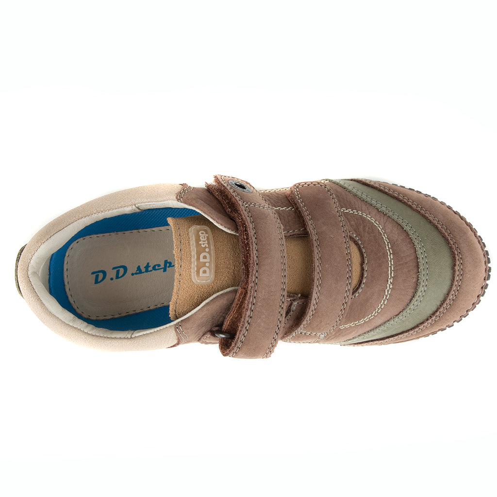 Premium quality sneaker with genuine leather lining and upper light brown with khaki decor. Thanks to its high level of specialization, D.D. Step knows exactly what your child’s feet need, to develop properly in the various phases of growth. The exceptional comfort these shoes provide assure the well-being and happiness of your child.