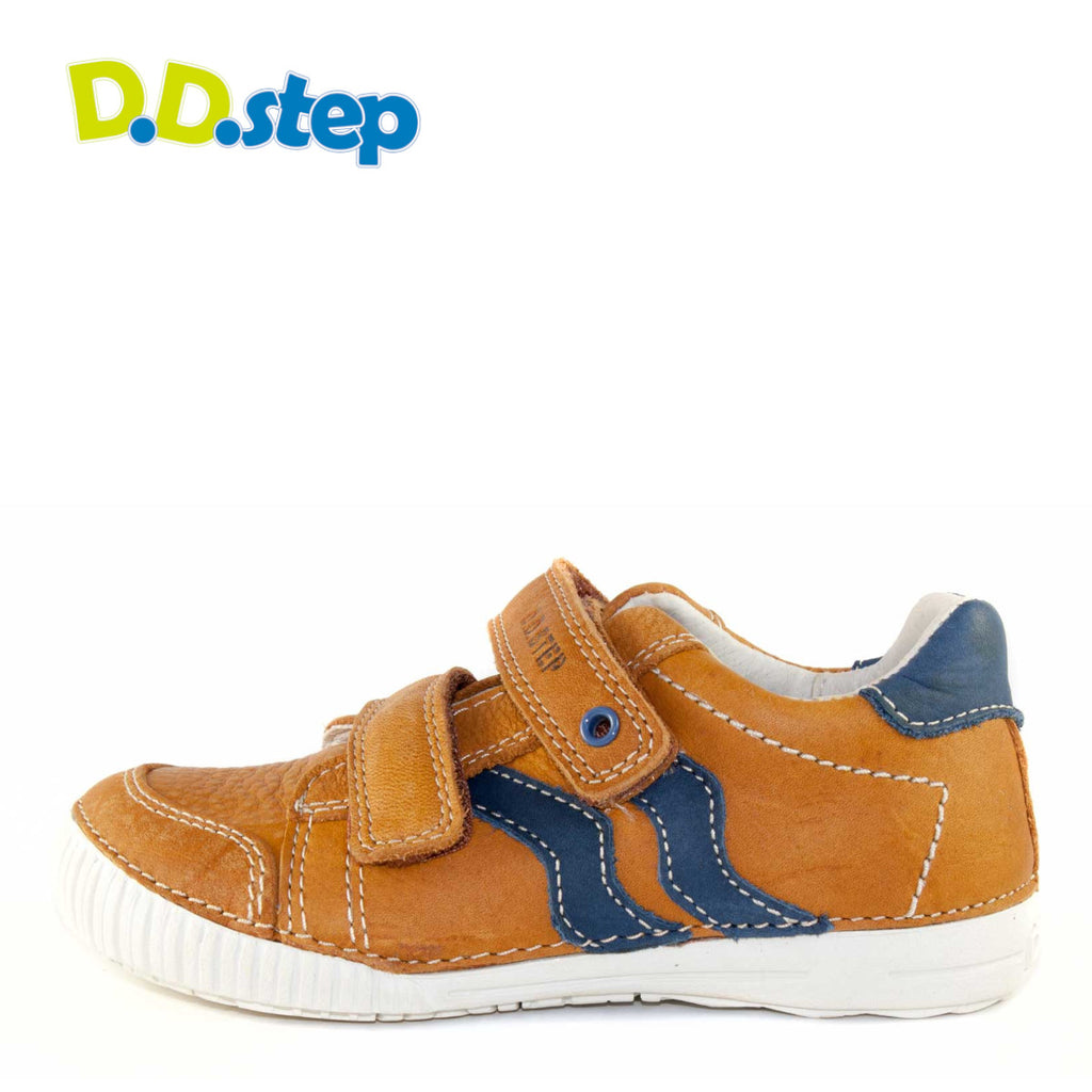 Premium quality sneaker with genuine leather lining and upper sandy brown with blue. Thanks to its high level of specialization, D.D. Step knows exactly what your child’s feet need, to develop properly in the various phases of growth. The exceptional comfort these shoes provide assure the well-being and happiness of your child.