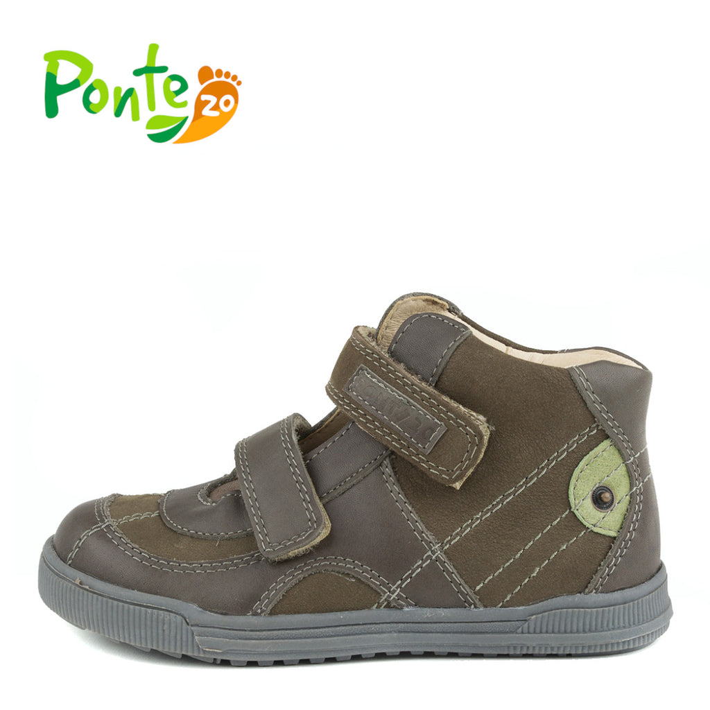 Premium quality supinated high-top sneaker with genuine leather lining and upper in brown with green decor. Ponte20 is an industry leader in manufacturing specially designed shoes to help prevent the child's feet from developing over-pronation. The sole of the shoe is specially designed with a slight outward tilt (supination) which is proven to help children who are susceptible to develop common issues like flat feet and fallen arch.