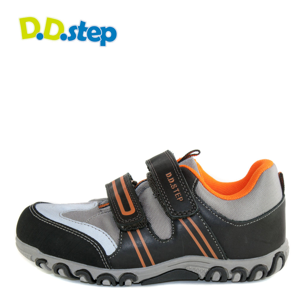 Premium quality shoes made of waterproof material and genuine leather in black and orange color and double velcro strap. Thanks to its high level of specialization, D.D. Step knows exactly what your child’s feet need, to develop properly in the various phases of growth. The exceptional comfort these shoes provide assure the well-being and happiness of your child.