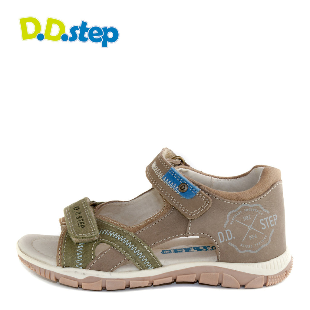 Premium quality sandals with genuine leather lining and upper in brown with khaki and blue decor and double velcro strap. Thanks to its high level of specialization, D.D. Step knows exactly what your child’s feet need, to develop properly in the various phases of growth. The exceptional comfort these shoes provide assure the well-being and happiness of your child.
