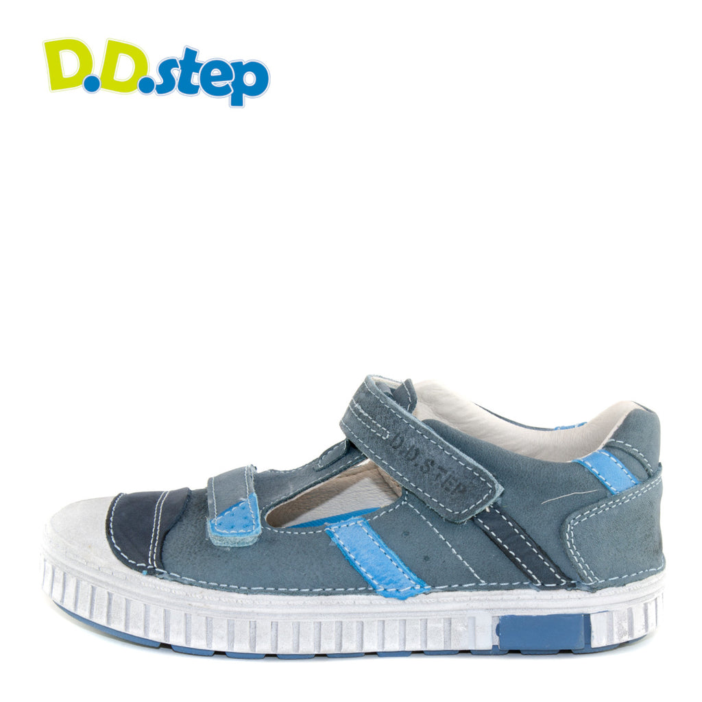 Premium quality closed toe sandals with genuine leather lining and upper in blue with blue stripe and double velcro strap. Thanks to its high level of specialization, D.D. Step knows exactly what your child’s feet need, to develop properly in the various phases of growth. The exceptional comfort these shoes provide assure the well-being and happiness of your child.