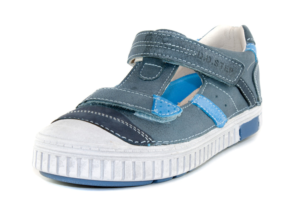 Premium quality closed toe sandals with genuine leather lining and upper in blue with blue stripe and double velcro strap. Thanks to its high level of specialization, D.D. Step knows exactly what your child’s feet need, to develop properly in the various phases of growth. The exceptional comfort these shoes provide assure the well-being and happiness of your child.