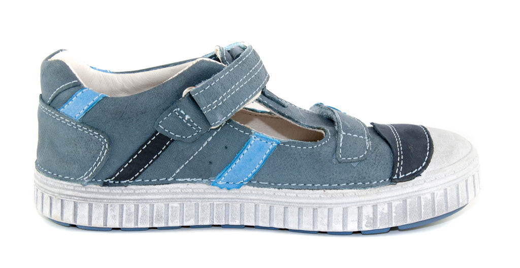 Premium quality closed toe sandals with genuine leather lining and upper in blue with blue stripe and double velcro strap. Thanks to its high level of specialization, D.D. Step knows exactly what your child’s feet need, to develop properly in the various phases of growth. The exceptional comfort these shoes provide assure the well-being and happiness of your child.