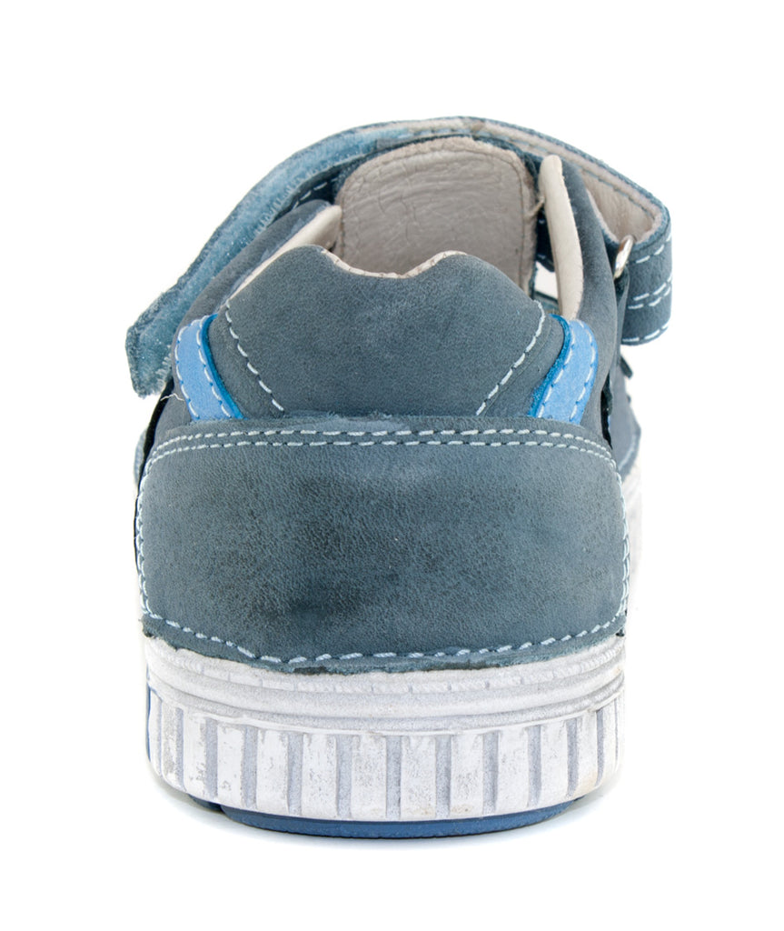 Premium quality closed toe sandals with genuine leather lining and upper in blue with blue stripe and double velcro strap. Thanks to its high level of specialization, D.D. Step knows exactly what your child’s feet need, to develop properly in the various phases of growth. The exceptional comfort these shoes provide assure the well-being and happiness of your child.