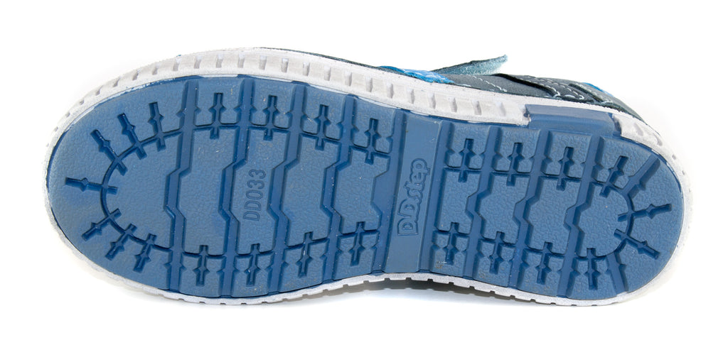 Premium quality closed toe sandals with genuine leather lining and upper in blue with blue stripe and double velcro strap. Thanks to its high level of specialization, D.D. Step knows exactly what your child’s feet need, to develop properly in the various phases of growth. The exceptional comfort these shoes provide assure the well-being and happiness of your child.