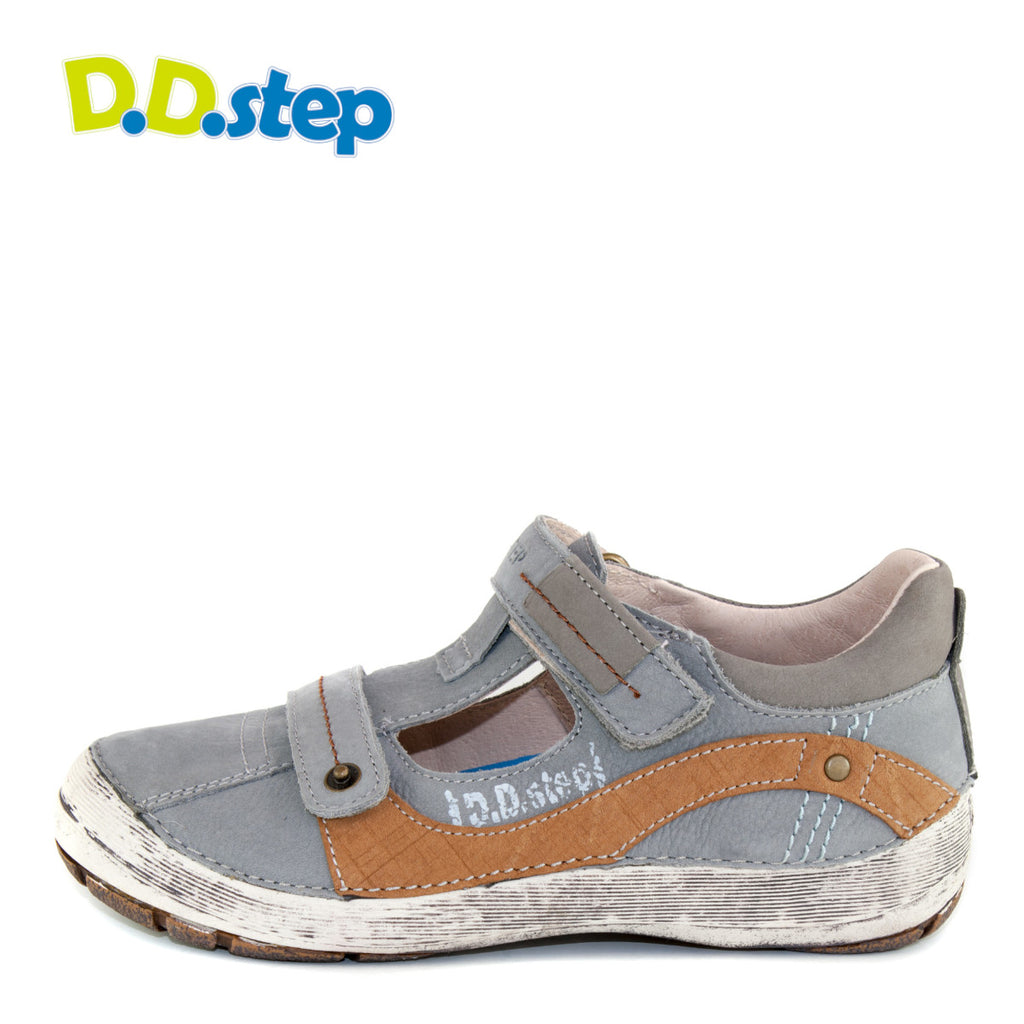 Premium quality closed toe sandals with genuine leather lining and upper in grey with brown wave and double velcro strap. Thanks to its high level of specialization, D.D. Step knows exactly what your child’s feet need, to develop properly in the various phases of growth. The exceptional comfort these shoes provide assure the well-being and happiness of your child.