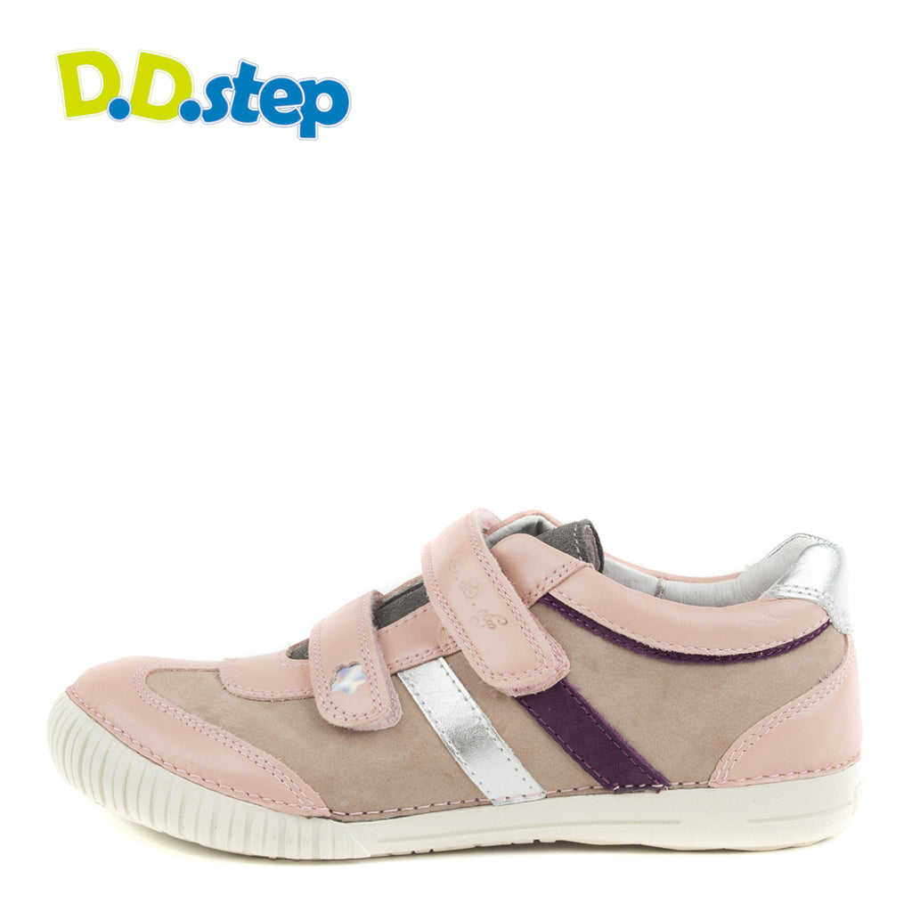 Premium quality shoes with genuine leather lining and upper in beige and light pink with purple and silver stripe and double velcro strap. Thanks to its high level of specialization, D.D. Step knows exactly what your child’s feet need, to develop properly in the various phases of growth. The exceptional comfort these shoes provide assure the well-being and happiness of your child.