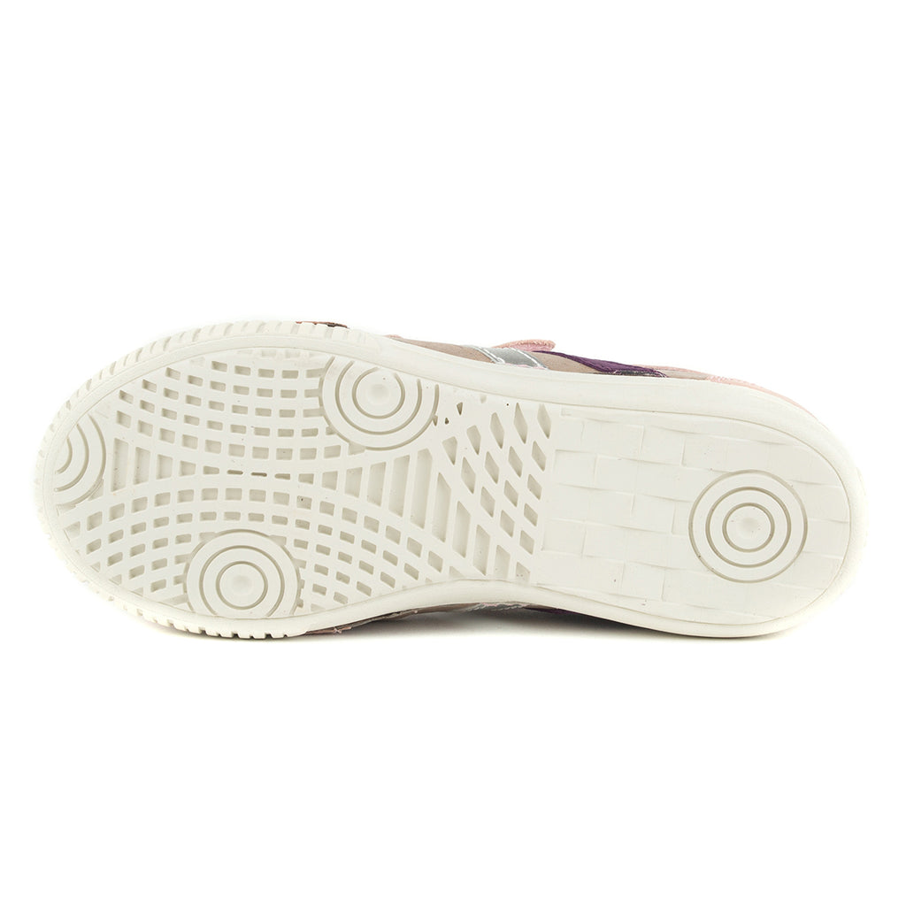 Premium quality shoes with genuine leather lining and upper in beige and light pink with purple and silver stripe and double velcro strap. Thanks to its high level of specialization, D.D. Step knows exactly what your child’s feet need, to develop properly in the various phases of growth. The exceptional comfort these shoes provide assure the well-being and happiness of your child.