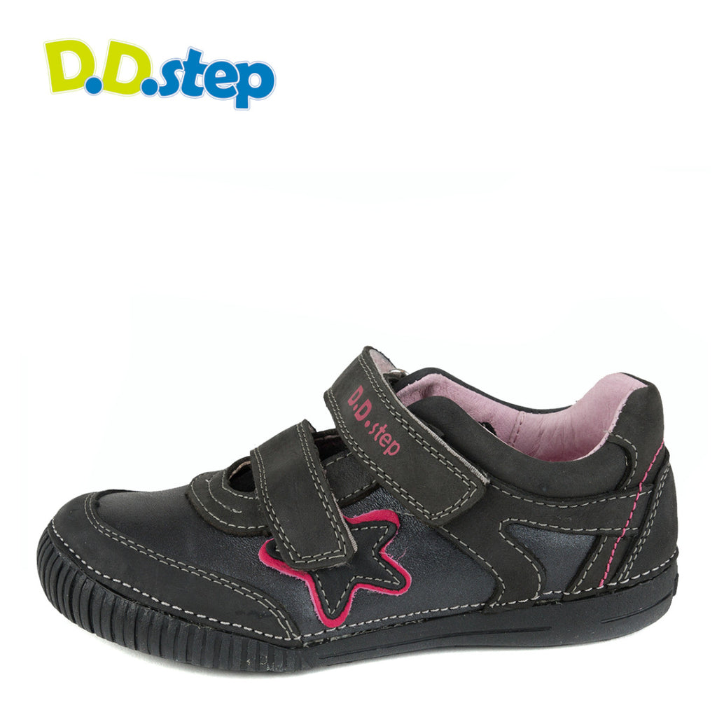 Premium quality shoes with genuine leather lining and upper in black with star and double velcro strap. Thanks to its high level of specialization, D.D. Step knows exactly what your child’s feet need, to develop properly in the various phases of growth. The exceptional comfort these shoes provide assure the well-being and happiness of your child.