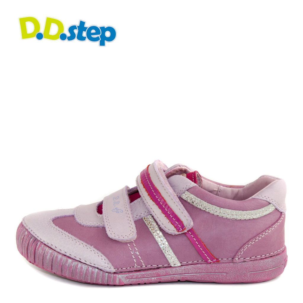 Premium quality shoes with genuine leather lining and upper in dark pink with pink and silver stripes and double velcro strap. Thanks to its high level of specialization, D.D. Step knows exactly what your child’s feet need, to develop properly in the various phases of growth. The exceptional comfort these shoes provide assure the well-being and happiness of your child.