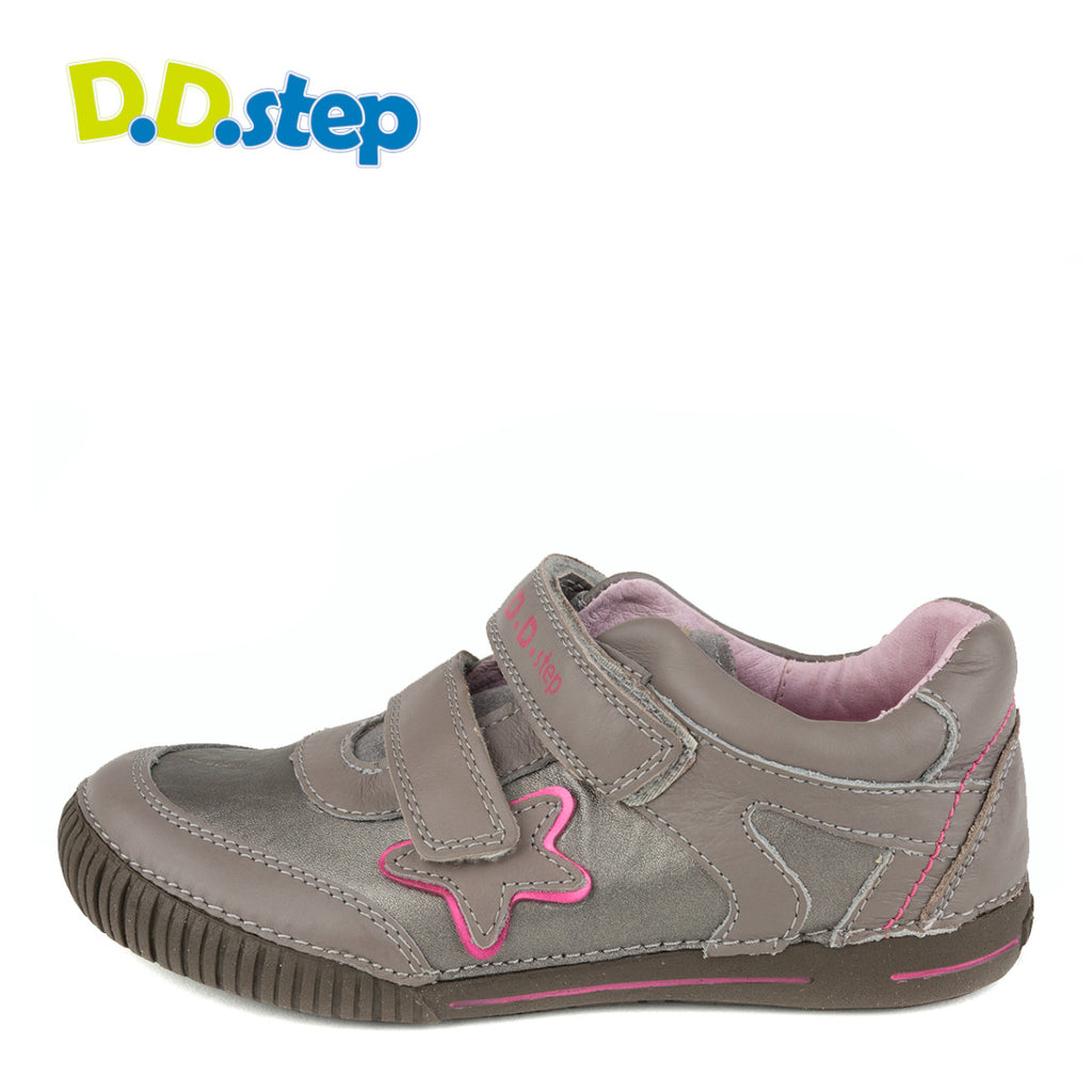 Premium quality shoes with genuine leather lining and upper in khaki with star and double velcro strap. Thanks to its high level of specialization, D.D. Step knows exactly what your child’s feet need, to develop properly in the various phases of growth. The exceptional comfort these shoes provide assure the well-being and happiness of your child.