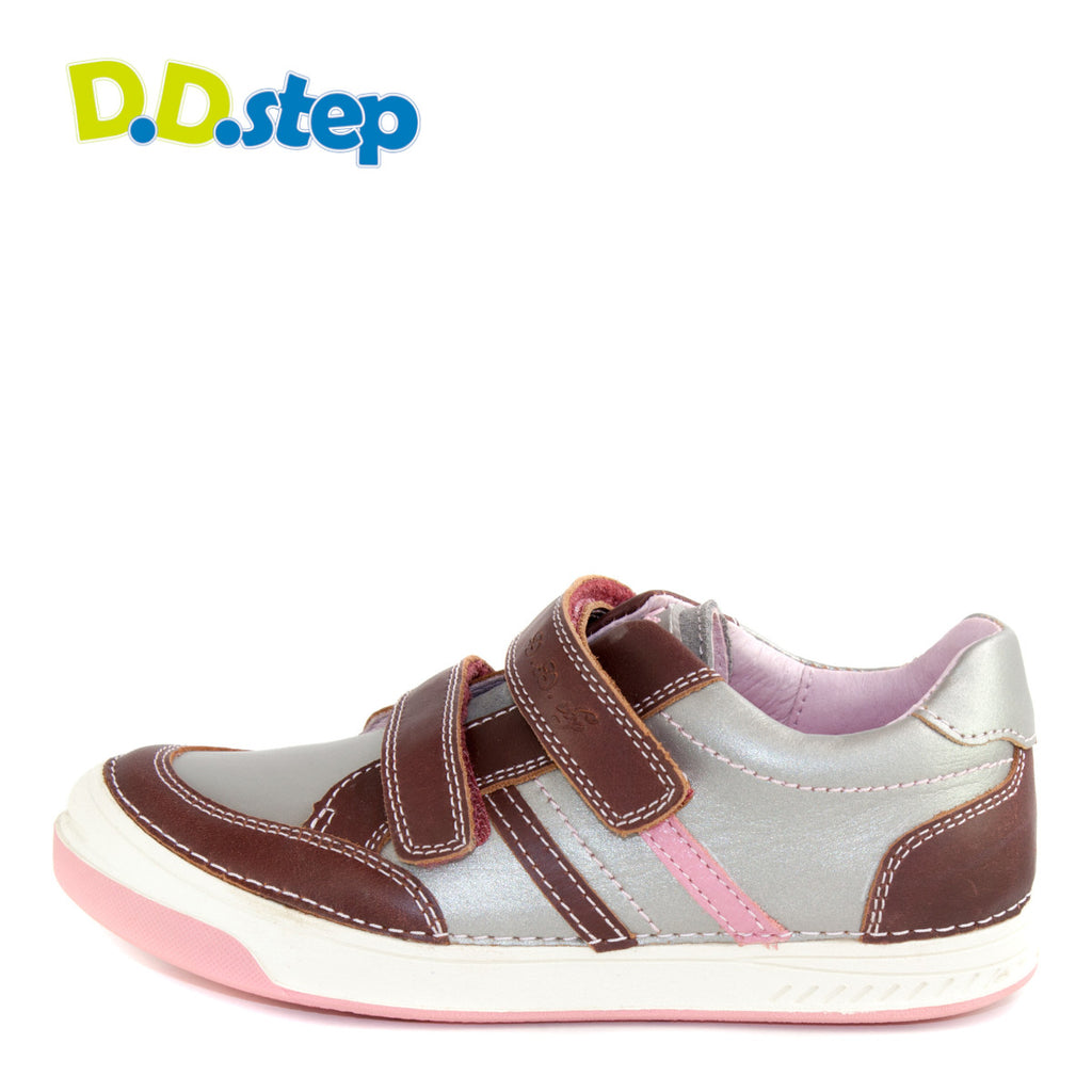 Premium quality shoes with genuine leather lining and upper in metal and light pink with maroon and double velcro strap. Thanks to its high level of specialization, D.D. Step knows exactly what your child’s feet need, to develop properly in the various phases of growth. The exceptional comfort these shoes provide assure the well-being and happiness of your child.