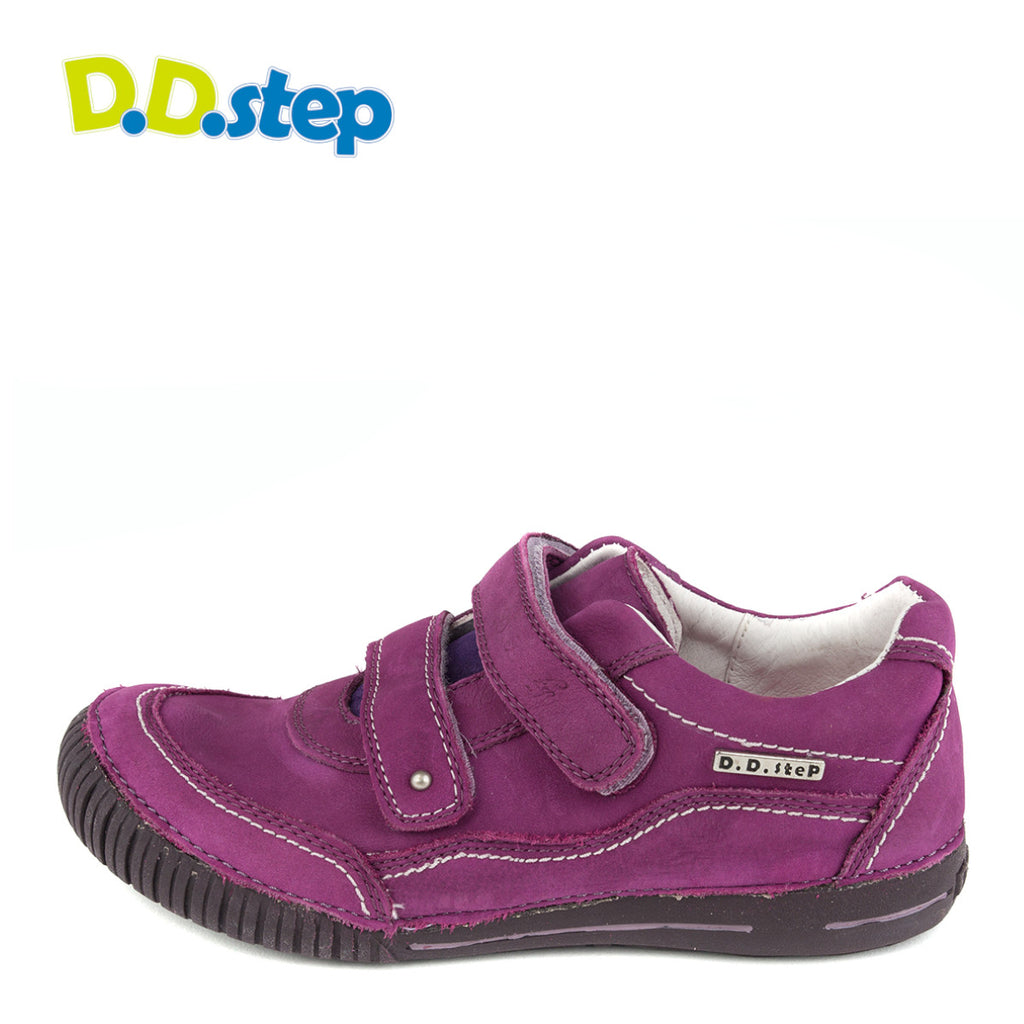 Premium quality shoes with genuine leather lining and upper in violet color and double velcro strap. Thanks to its high level of specialization, D.D. Step knows exactly what your child’s feet need, to develop properly in the various phases of growth. The exceptional comfort these shoes provide assure the well-being and happiness of your child.