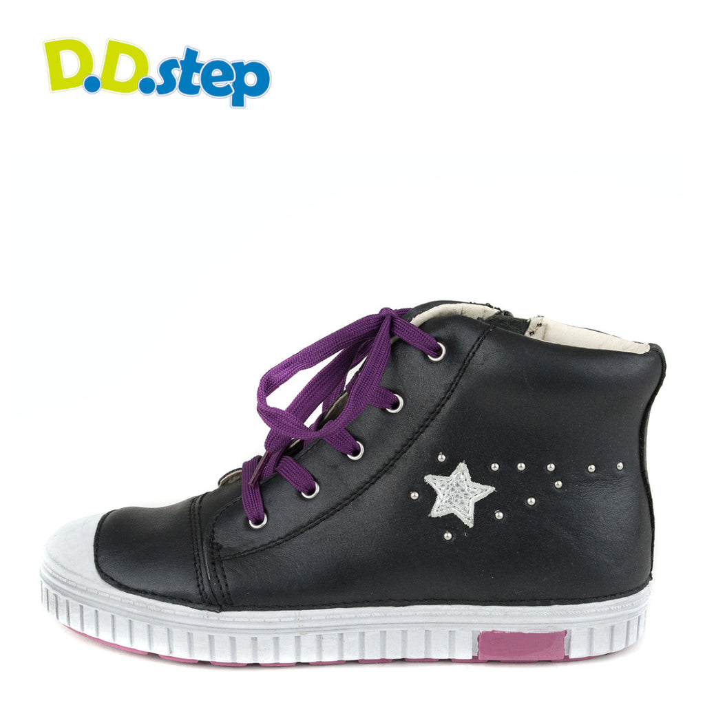 Premium quality high-top sneaker with genuine leather lining and upper black with silver star decor. Thanks to its high level of specialization, D.D. Step knows exactly what your child’s feet need, to develop properly in the various phases of growth. The exceptional comfort these shoes provide assure the well-being and happiness of your child.