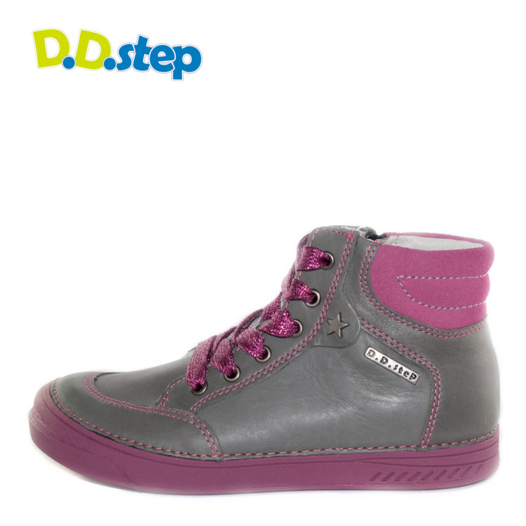 Premium quality high-top sneaker with genuine leather lining and upper grey with pink. Thanks to its high level of specialization, D.D. Step knows exactly what your child’s feet need, to develop properly in the various phases of growth. The exceptional comfort these shoes provide assure the well-being and happiness of your child.